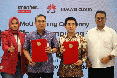 CEO Smartfren Business, Alim Gunadi (kiri) dan CEO Huawei Cloud, Zhang Penghui melakukan penandatanganan kerja sama di Jakarta, Senin (20/2/2023).