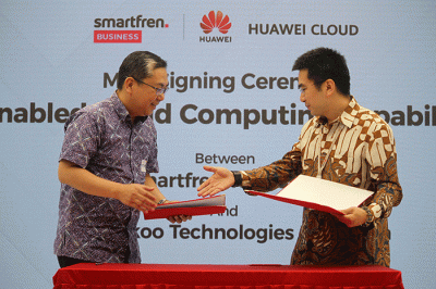 CEO Smartfren Business, Alim Gunadi (kiri) dan CEO Huawei Cloud, Zhang Penghui melakukan penandatanganan kerja sama di Jakarta, Senin (20/2/2023).