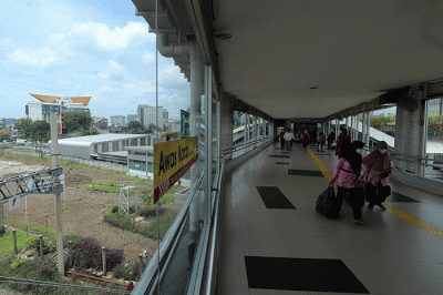 Penumpang menunggu kedatangan Kereta Api di Stasiun Tanah Abang, Jakarta Pusat, Selasa (21/2/2023).