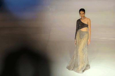 Sejumlah model berjalan di cat walk saat Opening Ceremony Indonesia Fashion Week (IFW) 2023 di Jakarta Convention Center, Senayan, Jakarta Pusat.