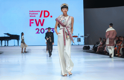 Sejumlah model berjalan di cat walk saat Opening Ceremony Indonesia Fashion Week (IFW) 2023 di Jakarta Convention Center, Senayan, Jakarta Pusat.