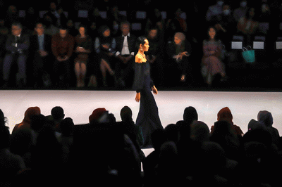 Sejumlah model berjalan di cat walk saat Opening Ceremony Indonesia Fashion Week (IFW) 2023 di Jakarta Convention Center, Senayan, Jakarta Pusat.