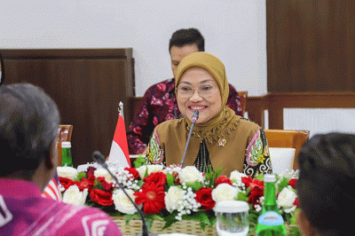 Menteri Ketenagakerjaan Ida Fauziyah menerima Kunjungan Kehormatan Menteri Sumber Manusia Malaysia, V. Sivakumar di Kantor Kementerian Ketenagakerjaan.