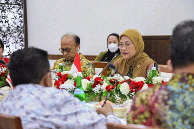 Menteri Ketenagakerjaan Ida Fauziyah menerima Kunjungan Kehormatan Menteri Sumber Manusia Malaysia, V. Sivakumar di Kantor Kementerian Ketenagakerjaan.