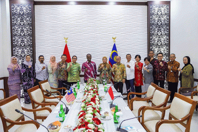 Menteri Ketenagakerjaan Ida Fauziyah menerima Kunjungan Kehormatan Menteri Sumber Manusia Malaysia, V. Sivakumar di Kantor Kementerian Ketenagakerjaan.
