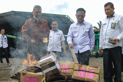Petugas Kanwil Kemenag Sumsel memusnahkan buku nikah di halaman kantor Pusat Layanan Haji dan Umrah Terpadu Kota Palembang, Sumatera Selatan.