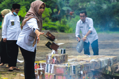 Petugas Kanwil Kemenag Sumsel memusnahkan buku nikah di halaman kantor Pusat Layanan Haji dan Umrah Terpadu Kota Palembang, Sumatera Selatan.