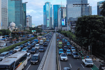 Kendaraan memadati ruas jalan Gatot Subroto, Jakarta, Selasa (21/2/2023).