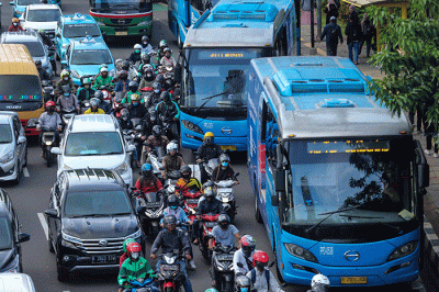 Kendaraan memadati ruas jalan Gatot Subroto, Jakarta, Selasa (21/2/2023).