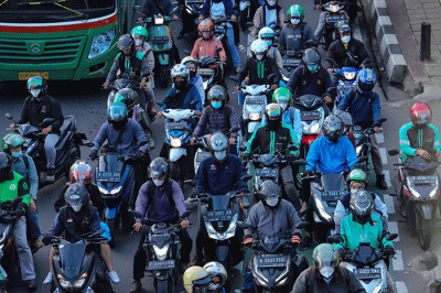 Kendaraan memadati ruas jalan Gatot Subroto, Jakarta, Selasa (21/2/2023).