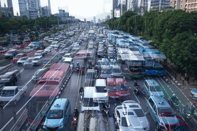 Kendaraan memadati ruas jalan Gatot Subroto, Jakarta, Selasa (21/2/2023).