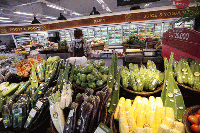 Pekerja saat merapikan buah dan sayuran yang ada di supermarket di Kawasan Joglo, Jakarta Barat, Selasa (21/2/2023).