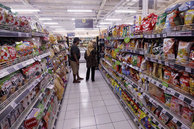 Pekerja saat merapikan buah dan sayuran yang ada di supermarket di Kawasan Joglo, Jakarta Barat, Selasa (21/2/2023).