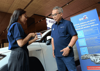 CEO SEVA Handoko Liem berbincang dengan tenaga pemasar mobil di Jakarta, Rabu (22/2/2023).