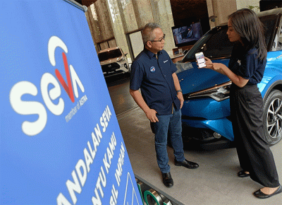 CEO SEVA Handoko Liem berbincang dengan tenaga pemasar mobil di Jakarta, Rabu (22/2/2023).