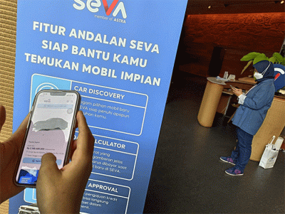 CEO SEVA Handoko Liem berbincang dengan tenaga pemasar mobil di Jakarta, Rabu (22/2/2023).