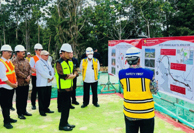 Presiden Joko Widodo meninjau proyek pembangunan Jalan Tol IKN Segmen 3B, Ruas Kariangau – Sp. Tempadung, Provinsi Kalimantan Timur, Rabu (22/2/2023).