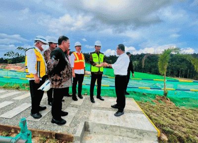 Presiden Joko Widodo meninjau proyek pembangunan Jalan Tol IKN Segmen 3B, Ruas Kariangau – Sp. Tempadung, Provinsi Kalimantan Timur, Rabu (22/2/2023).
