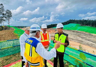 Presiden Joko Widodo meninjau proyek pembangunan Jalan Tol IKN Segmen 3B, Ruas Kariangau – Sp. Tempadung, Provinsi Kalimantan Timur, Rabu (22/2/2023).