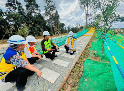 Presiden Joko Widodo meninjau proyek pembangunan Jalan Tol IKN Segmen 3B, Ruas Kariangau – Sp. Tempadung, Provinsi Kalimantan Timur, Rabu (22/2/2023).