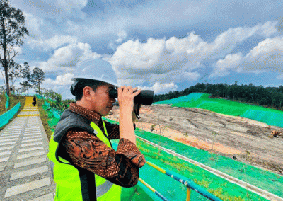 Presiden Joko Widodo meninjau proyek pembangunan Jalan Tol IKN Segmen 3B, Ruas Kariangau – Sp. Tempadung, Provinsi Kalimantan Timur, Rabu (22/2/2023).