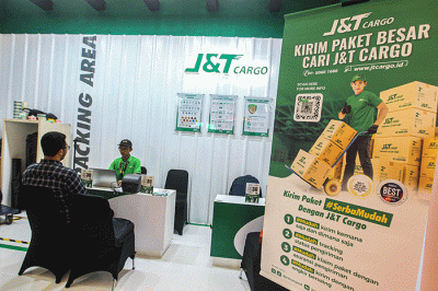 Petugas saat merapikan paket yang akan dikirim di Booth J&T Cargo dalam pameran otomotif Indonesia International Motor Show (IIMS) 2023.
