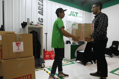 Petugas saat merapikan paket yang akan dikirim di Booth J&T Cargo dalam pameran otomotif Indonesia International Motor Show (IIMS) 2023.