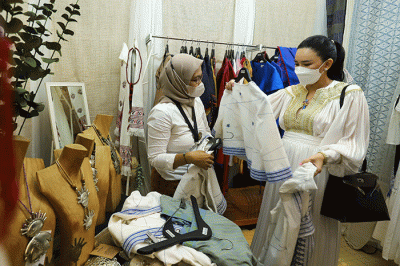 Pengunjung melihat produk fesyen yang dijual saat berlangsungnya Indonesia Fashion Week (IFW) 2023 di Jakarta Convention Center, Senayan.