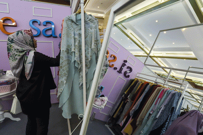 Pengunjung melihat produk fesyen yang dijual saat berlangsungnya Indonesia Fashion Week (IFW) 2023 di Jakarta Convention Center, Senayan.