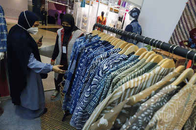 Pengunjung melihat produk fesyen yang dijual saat berlangsungnya Indonesia Fashion Week (IFW) 2023 di Jakarta Convention Center, Senayan.