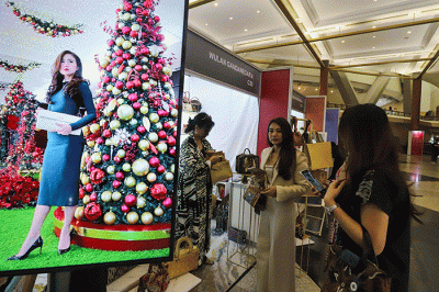 Pengunjung melihat produk fesyen yang dijual saat berlangsungnya Indonesia Fashion Week (IFW) 2023 di Jakarta Convention Center, Senayan.