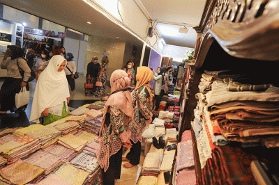 Pengunjung melihat produk fesyen yang dijual saat berlangsungnya Indonesia Fashion Week (IFW) 2023 di Jakarta Convention Center, Senayan.