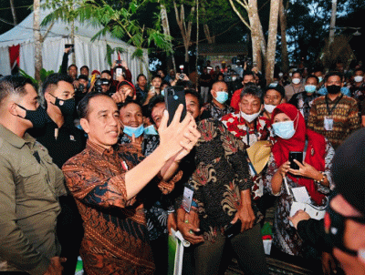 Presiden Joko Widodo menyerahkan 514 Surat Keputusan (SK) Perhutanan Sosial, 19 SK Hutan Adat, dan 46 SK Objek Reforma Agraria di Wisata Hutan Bambu.
