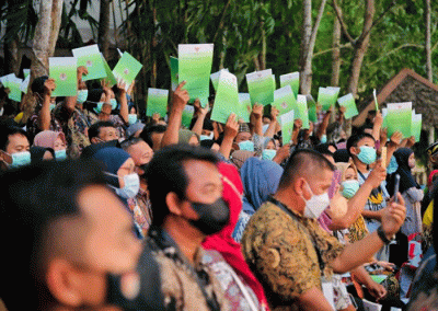 Presiden Joko Widodo menyerahkan 514 Surat Keputusan (SK) Perhutanan Sosial, 19 SK Hutan Adat, dan 46 SK Objek Reforma Agraria di Wisata Hutan Bambu.