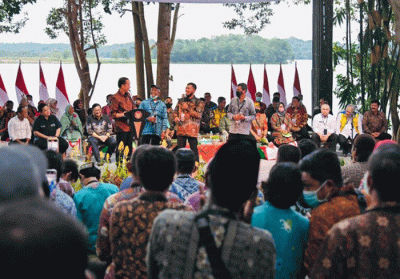 Presiden Joko Widodo menyerahkan 514 Surat Keputusan (SK) Perhutanan Sosial, 19 SK Hutan Adat, dan 46 SK Objek Reforma Agraria di Wisata Hutan Bambu.