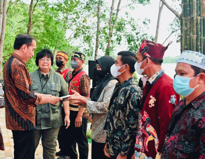 Presiden Joko Widodo menyerahkan 514 Surat Keputusan (SK) Perhutanan Sosial, 19 SK Hutan Adat, dan 46 SK Objek Reforma Agraria di Wisata Hutan Bambu.