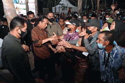 Presiden Joko Widodo menyerahkan 514 Surat Keputusan (SK) Perhutanan Sosial, 19 SK Hutan Adat, dan 46 SK Objek Reforma Agraria di Wisata Hutan Bambu.
