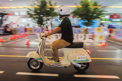 Pengunjung saat mencoba sepeda motor listrik pada pameran otomotif Indonesia International Motor Show 2023 di JIExpo Kemayoran, Jakarta, Rabu (22/2/2023).