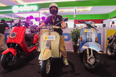 Pengunjung saat mencoba sepeda motor listrik pada pameran otomotif Indonesia International Motor Show 2023 di JIExpo Kemayoran, Jakarta, Rabu (22/2/2023).
