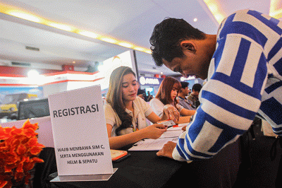 Pengunjung saat mencoba sepeda motor listrik pada pameran otomotif Indonesia International Motor Show 2023 di JIExpo Kemayoran, Jakarta, Rabu (22/2/2023).
