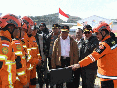 Menko PMK Muhadjir Effendy mengunjungi pusat operasi tim Indonesia Search and Rescue (INASAR) di Kota Antakya, Provinsi Hatay, Turki, Rabu (22/2/2023).