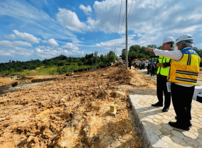 Presiden Joko Widodo meninjau Proyek Jalan Tol Ibu Kota Nusantara (IKN), Segmen 3B, Ruas KKT Kariangau – Sp. Tempadung, Kota Balikpapan.
