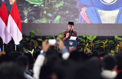 Presiden Joko Widodo memberikan paparannya saat membuka secara resmi Muktamar ke-XVIII Pengurus Pusat (PP) Pemuda Muhammadiyah.