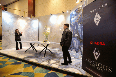 Chief Operating Officer Quadra, Willie Low saat memperkenalkan produk-produk teranyar dalam pameran Quadra Precious Vision di Senayan City.