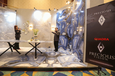 Chief Operating Officer Quadra, Willie Low saat memperkenalkan produk-produk teranyar dalam pameran Quadra Precious Vision di Senayan City.