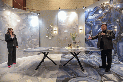 Chief Operating Officer Quadra, Willie Low saat memperkenalkan produk-produk teranyar dalam pameran Quadra Precious Vision di Senayan City.