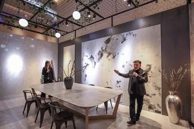 Chief Operating Officer Quadra, Willie Low saat memperkenalkan produk-produk teranyar dalam pameran Quadra Precious Vision di Senayan City.