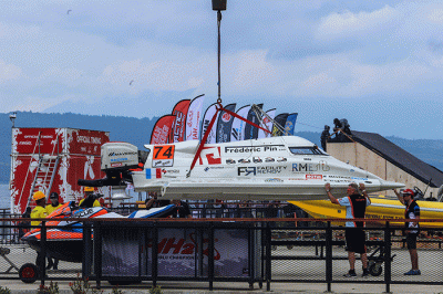 Sejumlah kru tim memeriksa kesiapan kendaraan F1 PowerBoat di kawasan Balige, Kabupaten Toba, Sumatra Utara, Kamis (23/2/2022).