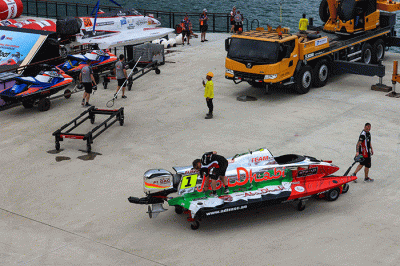 Sejumlah kru tim memeriksa kesiapan kendaraan F1 PowerBoat di kawasan Balige, Kabupaten Toba, Sumatra Utara, Kamis (23/2/2022).