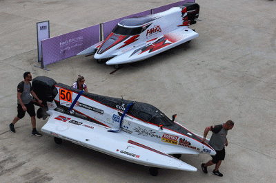 Sejumlah kru tim memeriksa kesiapan kendaraan F1 PowerBoat di kawasan Balige, Kabupaten Toba, Sumatra Utara, Kamis (23/2/2022).